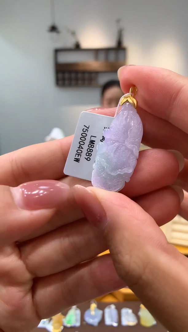 颈饰18K金镶嵌翡翠白菜