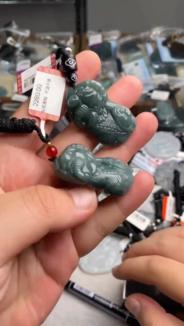 翡翠未镶嵌颈饰多样性发其一