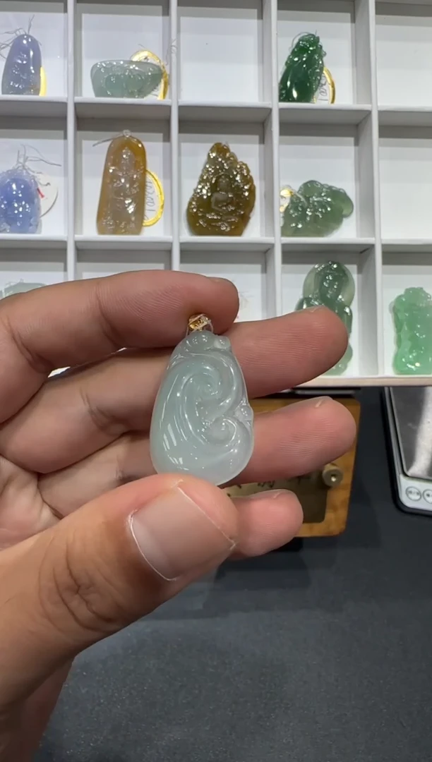 18K金镶嵌挂件翡翠A货翡翠多样性孤品