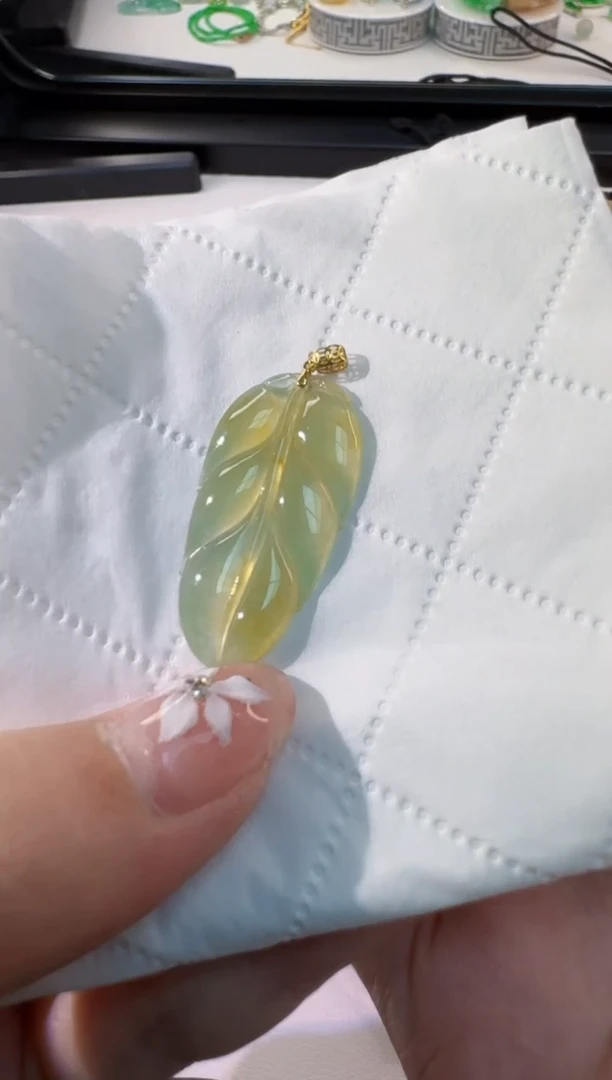 颈饰18K金镶嵌翡翠缅甸A货翡翠