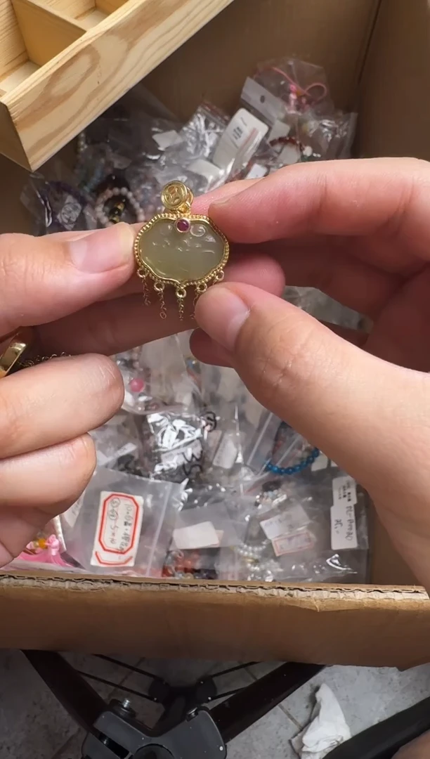 和田玉未镶嵌吊坠(不含链)上