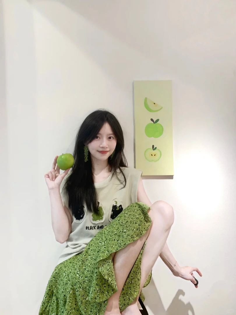 2025夏季新款韩系松弛感穿搭休闲短袖t恤上衣搭配碎花短裙两件套