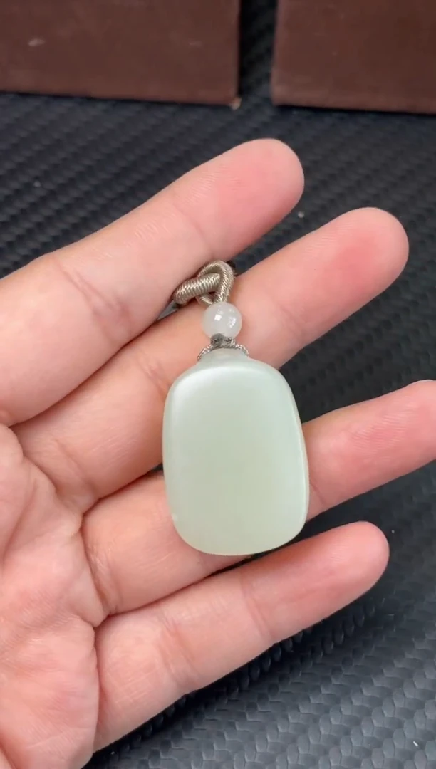 吊坠(赠链)未镶嵌和田玉且末微色差迪克兰一细吊坠