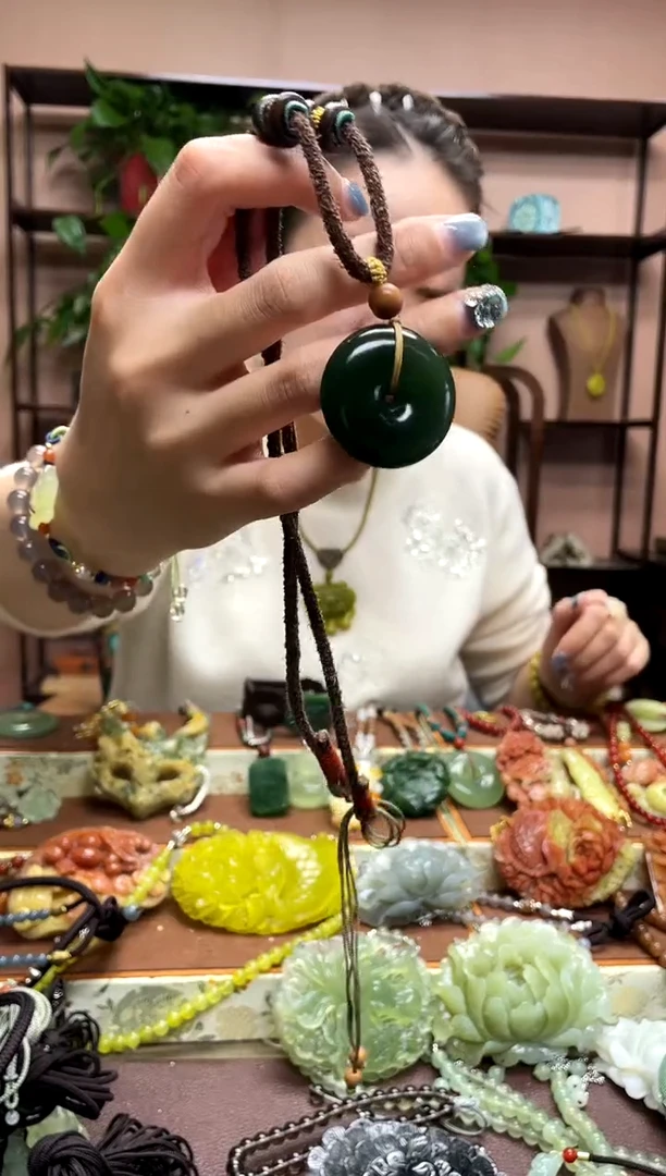 未镶嵌岫玉吊坠多样性发货发其中之一