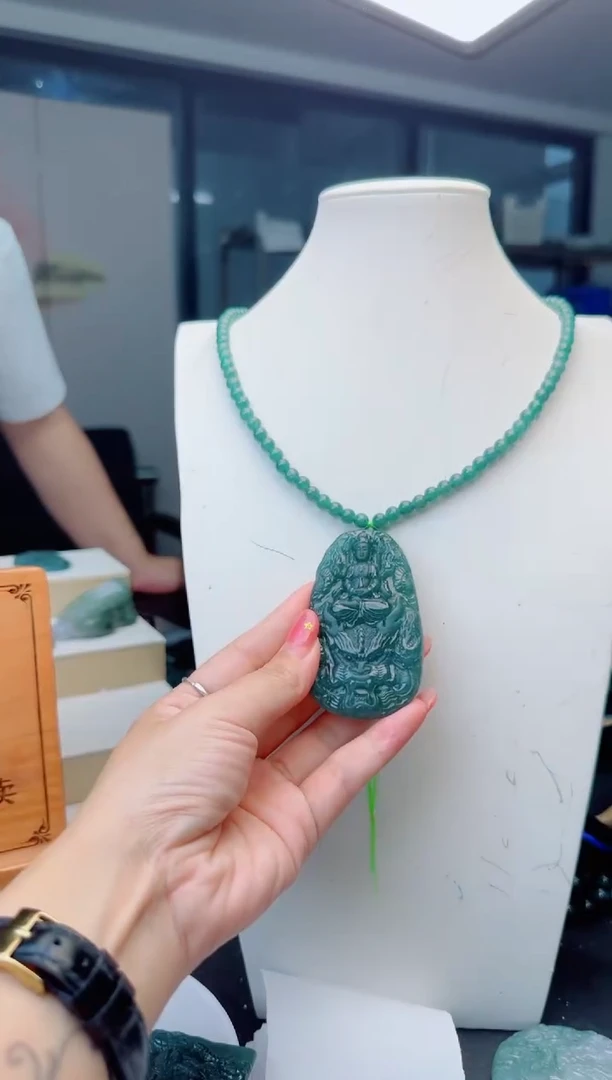 翡翠未镶嵌颈饰多样性发货其中一件