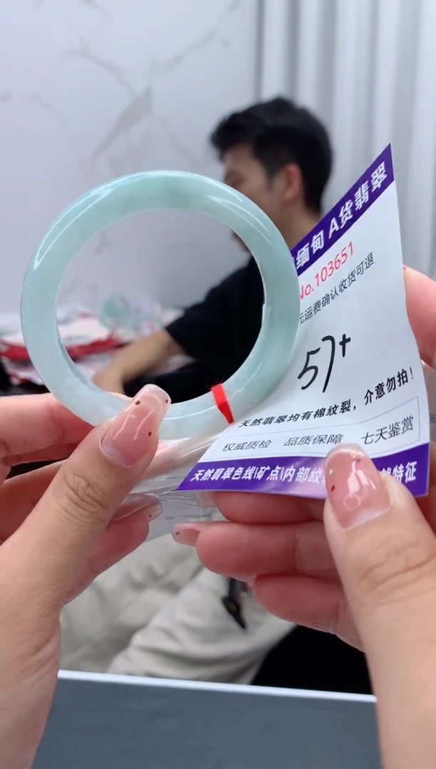 未镶嵌手镯翡翠有纹，完美者勿拍