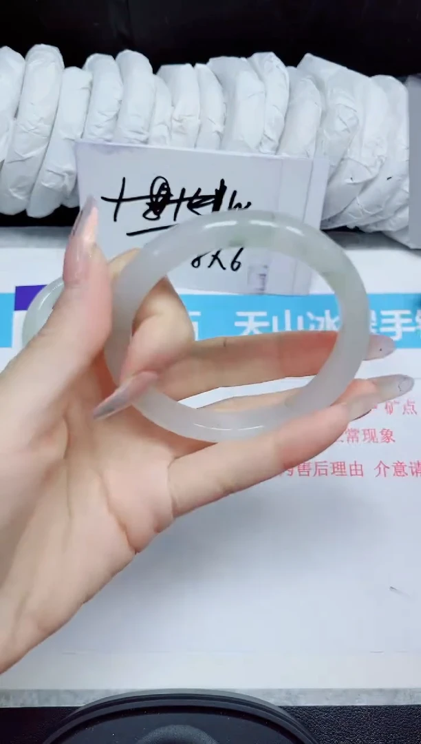 石英质玉手镯未镶嵌101.