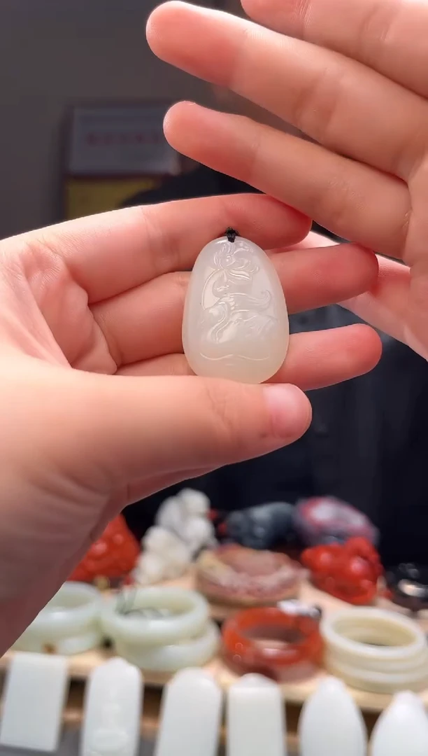 颈饰未镶嵌和田玉吊坠