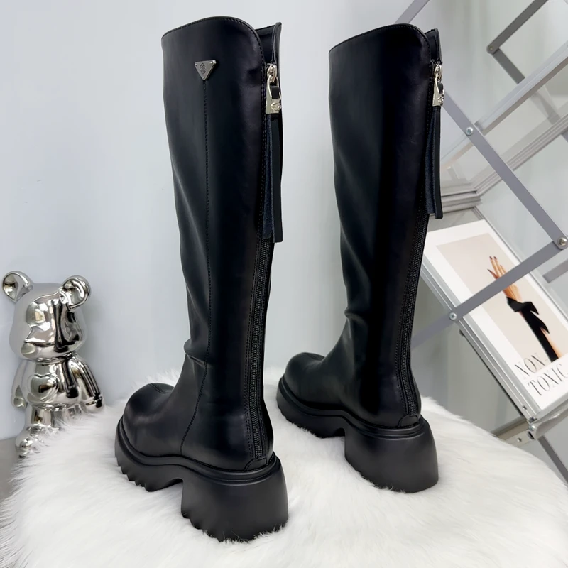 2025年秋冬白色时装靴配大衣的靴子高筒靴厚底长靴增高骑士长筒靴