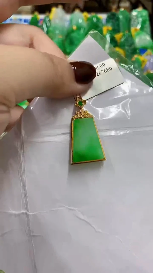 翡翠18K金镶嵌颈饰挂件