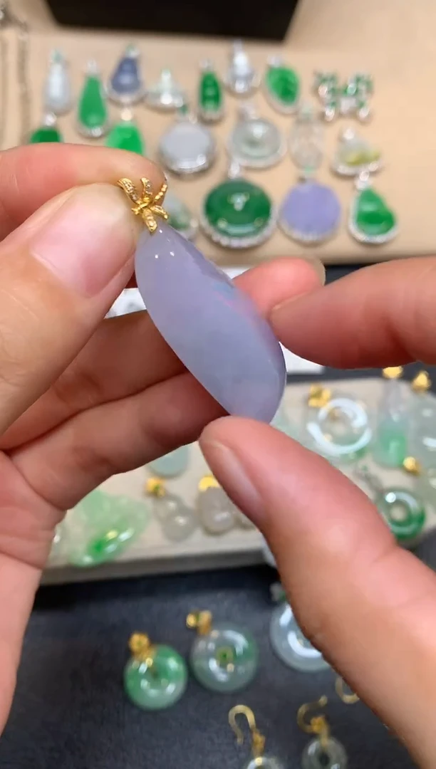 颈饰18K金镶嵌翡翠随形【无服务费