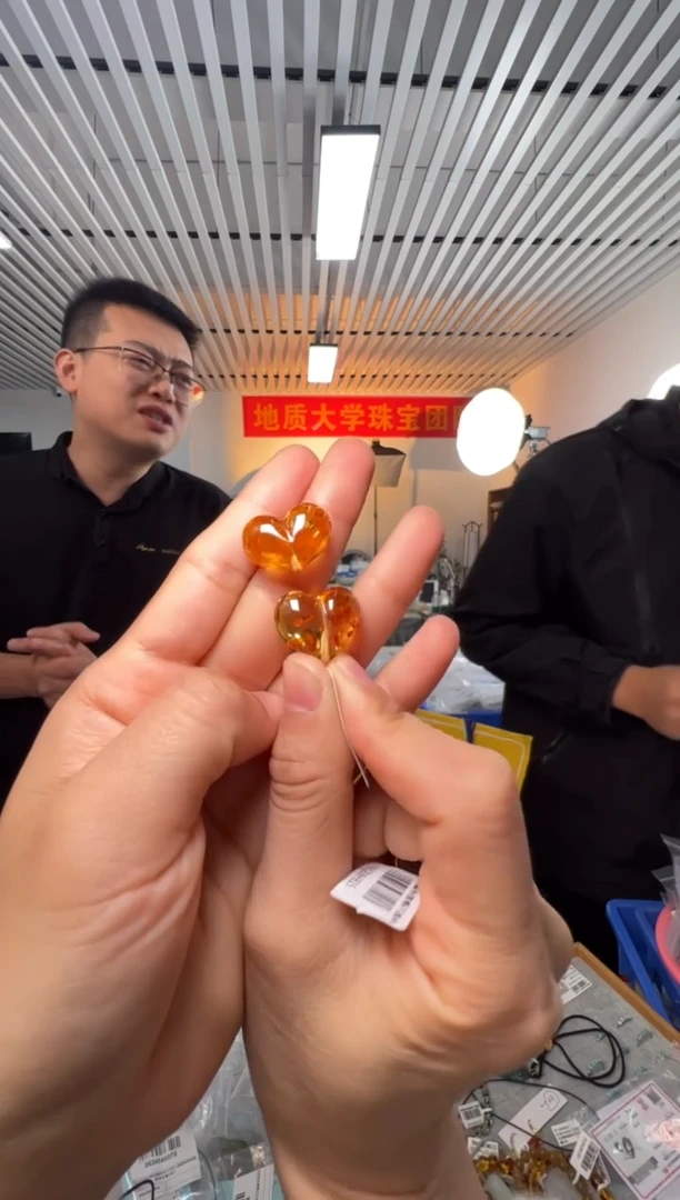 琥珀吊坠(不含链)未镶嵌俄料琥珀花珀屁桃通孔多样性发一