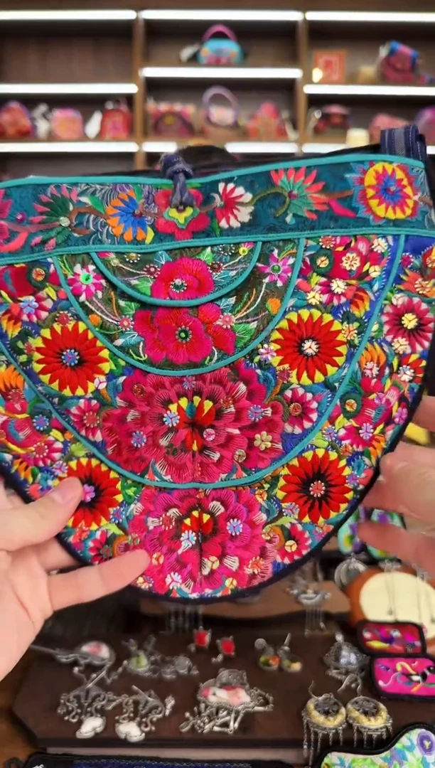 【闪购商品】织绣A32蒙阿苏苗绣传承