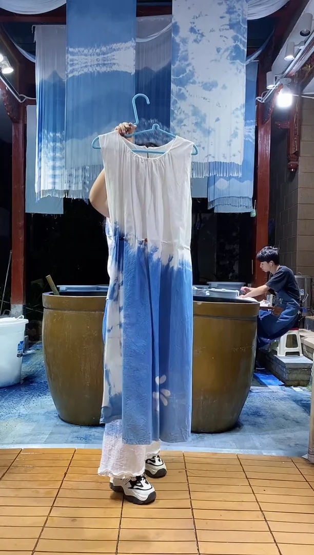 云浅蓝深 扎染服装 腰部木珠背心裙 压花