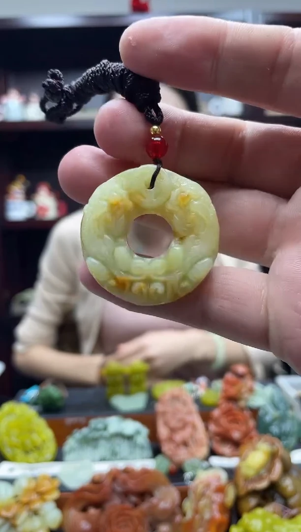 岫玉未镶嵌吊坠·