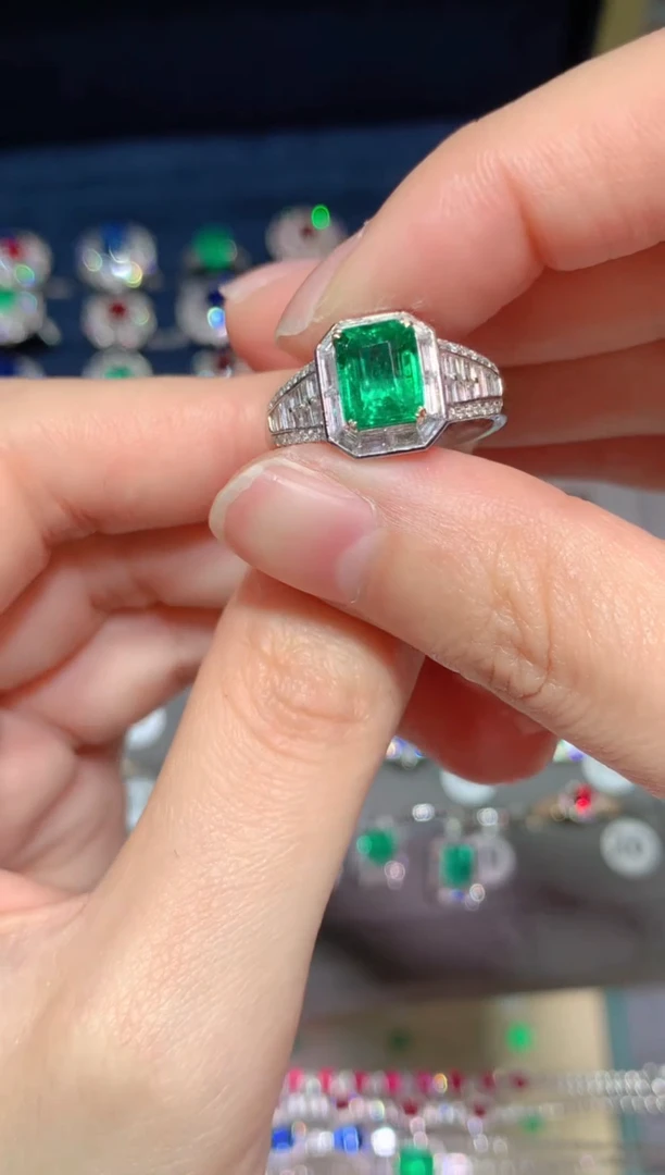 【闪购商品】祖母绿戒指18K金镶嵌1.7CT