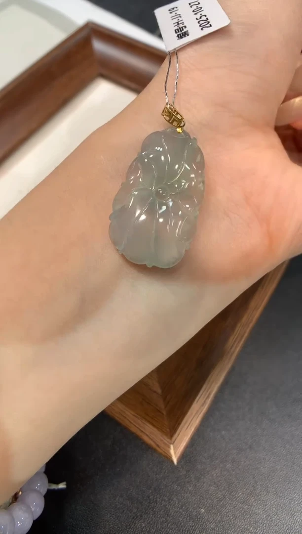 颈饰18K金镶嵌翡翠荷叶