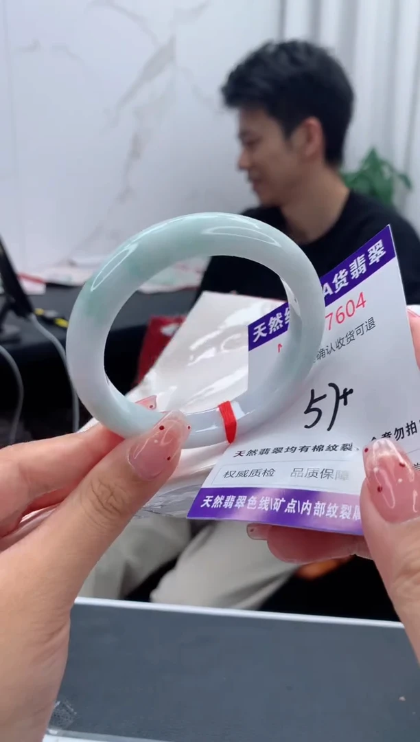 未镶嵌手镯翡翠有纹，完美者勿拍