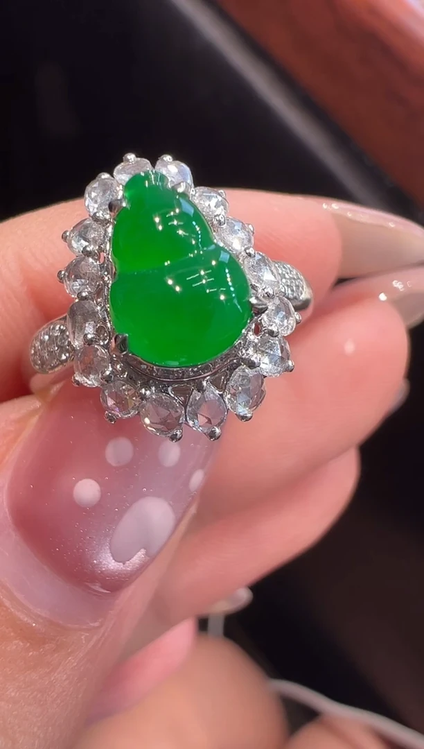 18K金镶嵌戒指翡翠戒指