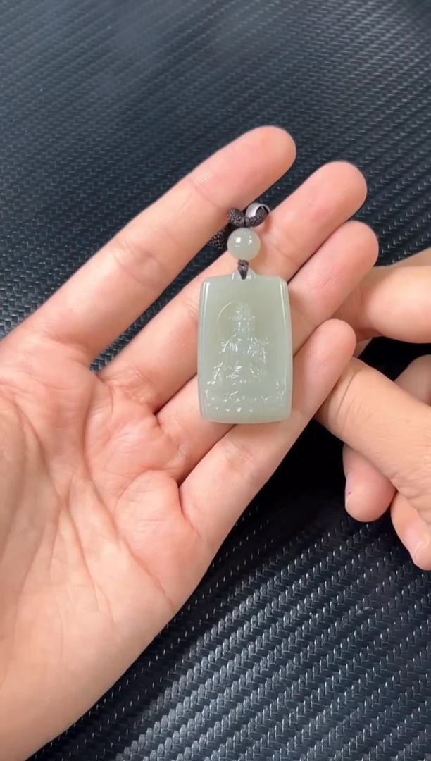 吊坠(赠链)未镶嵌和田玉且末微色差近矿吊坠s