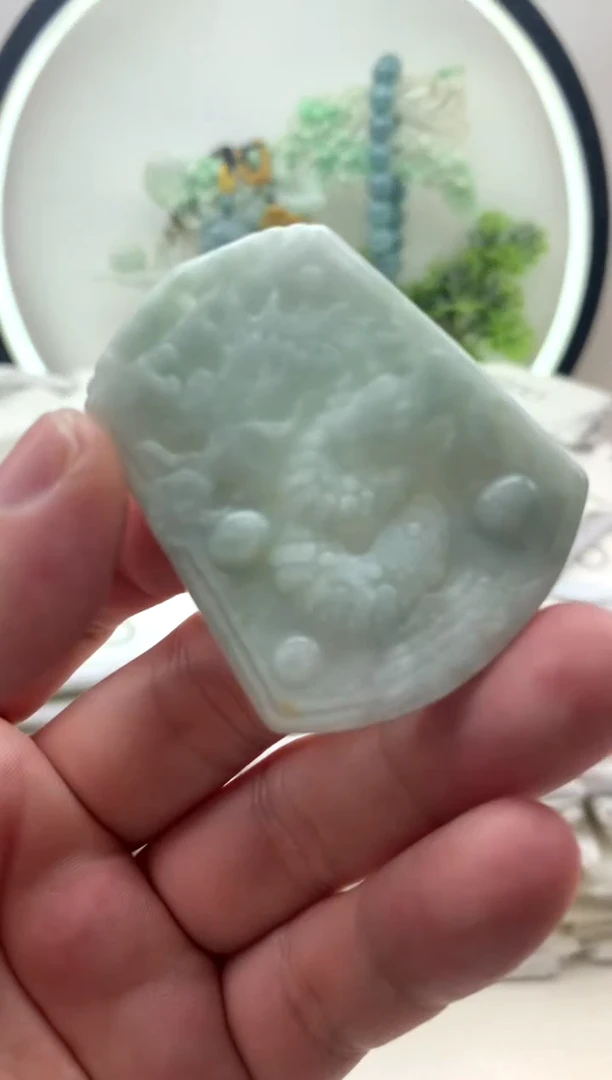 翡翠未镶嵌颈饰龙牌