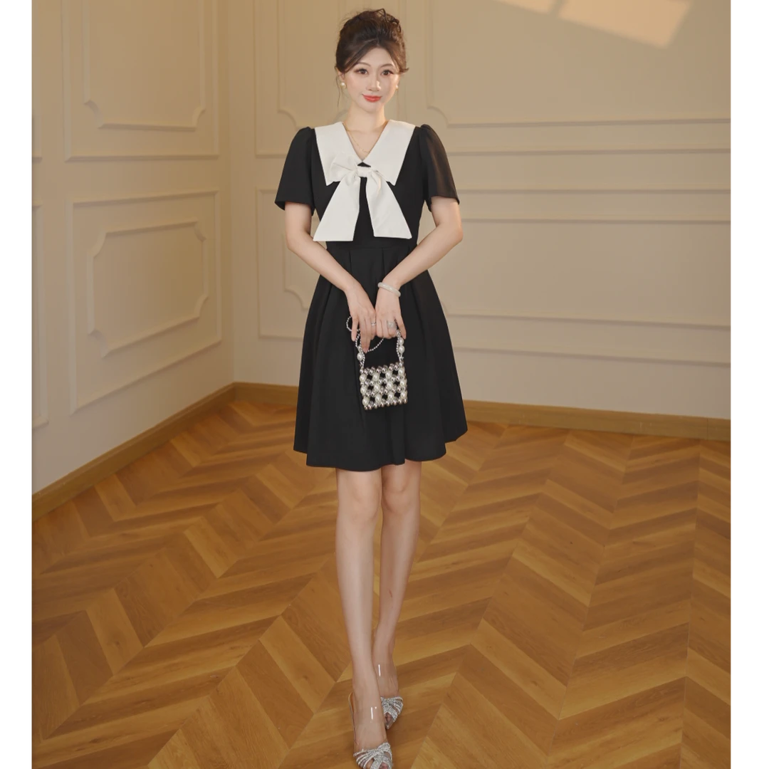 【张小小】高级翻领黑色连衣裙女2025新款夏季收腰拼色小礼服D2589