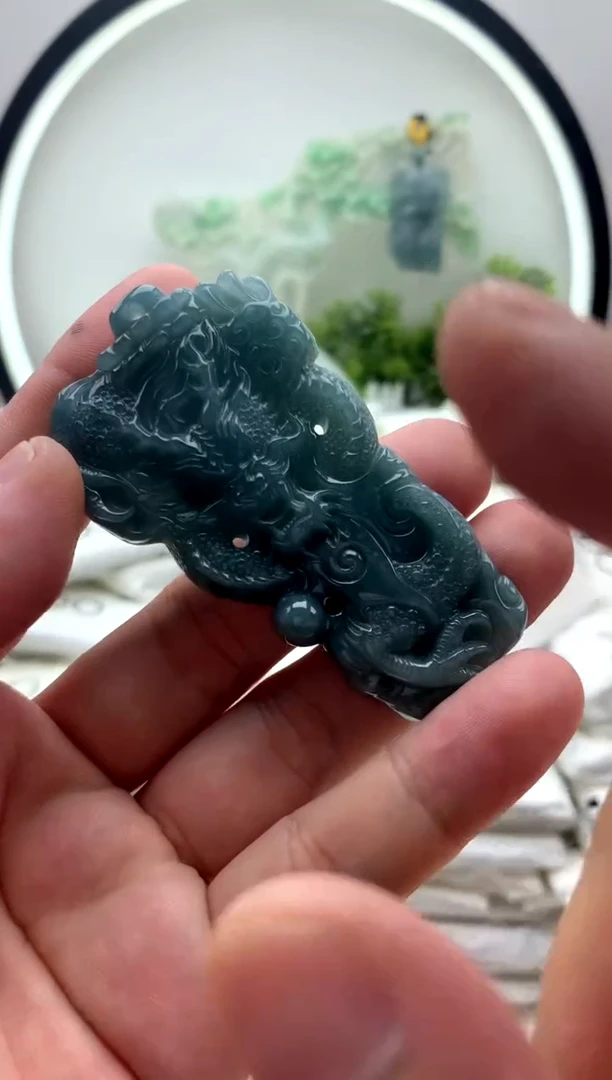 翡翠未镶嵌颈饰龙牌