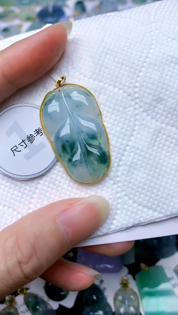 颈饰18K金镶嵌翡翠天然A货翡翠