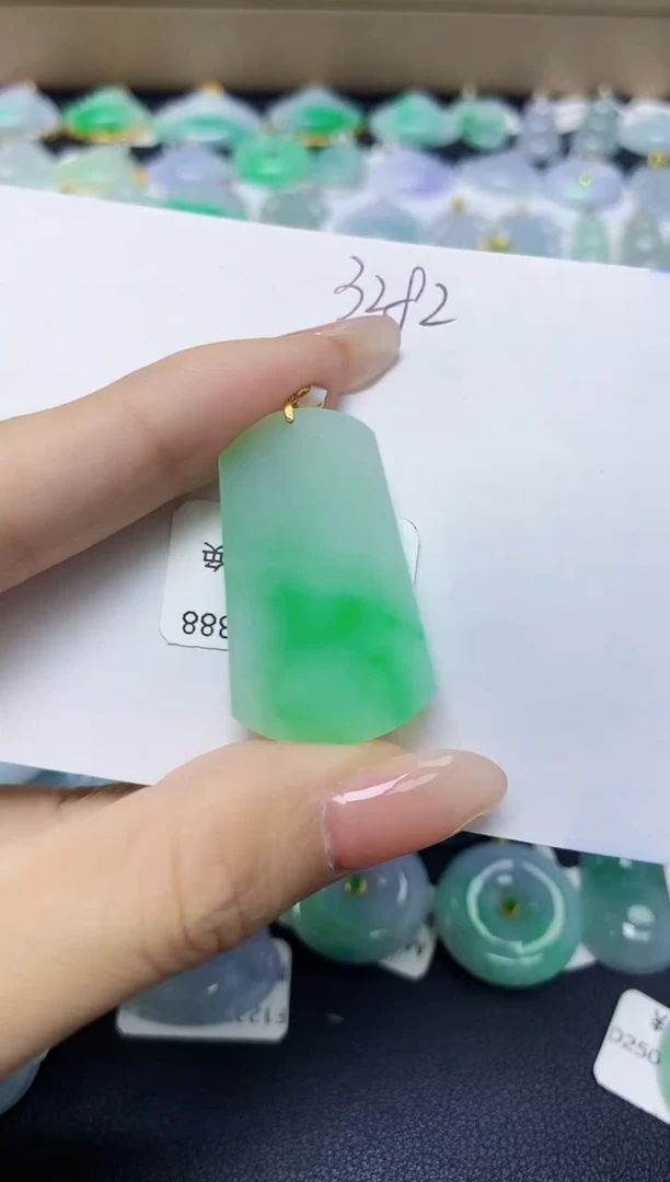 翡翠18K金镶嵌颈饰天然缅甸翡翠A货