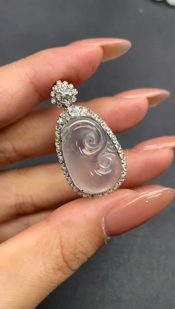 颈饰18K金镶嵌翡翠如意