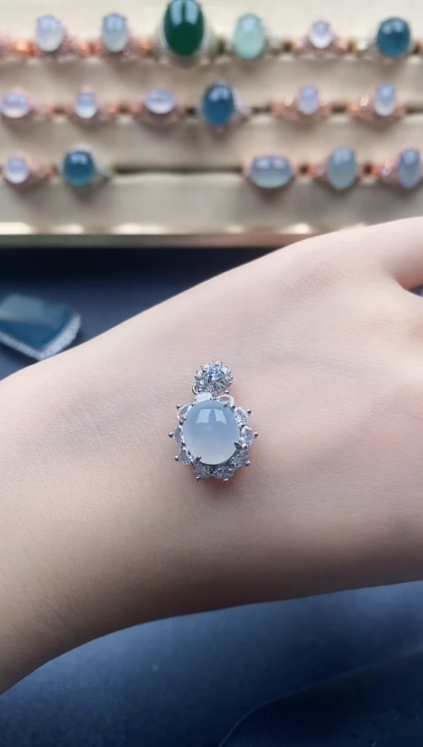 翡翠未镶嵌颈饰一物一证一礼盒