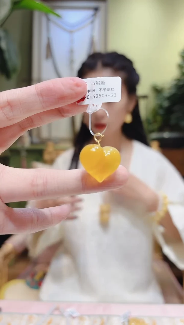 18K金镶嵌蜜蜡裸石蜜蜡爱心挂件A0503-58多样性发货