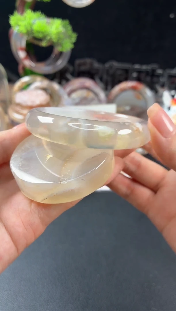 未镶嵌手镯（圆镯）石英质玉57