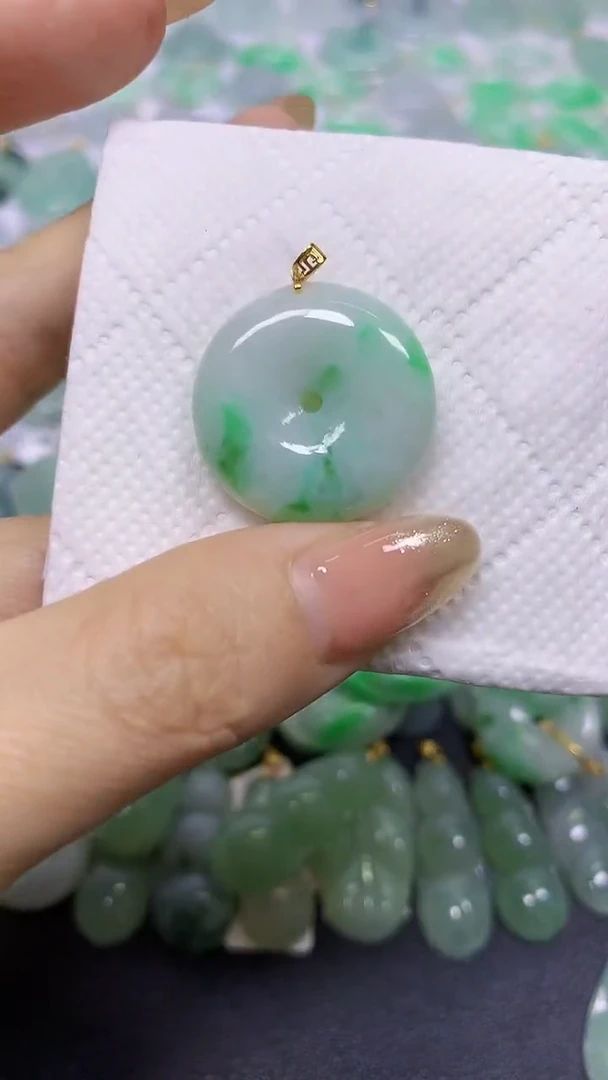 颈饰18K金镶嵌翡翠A货