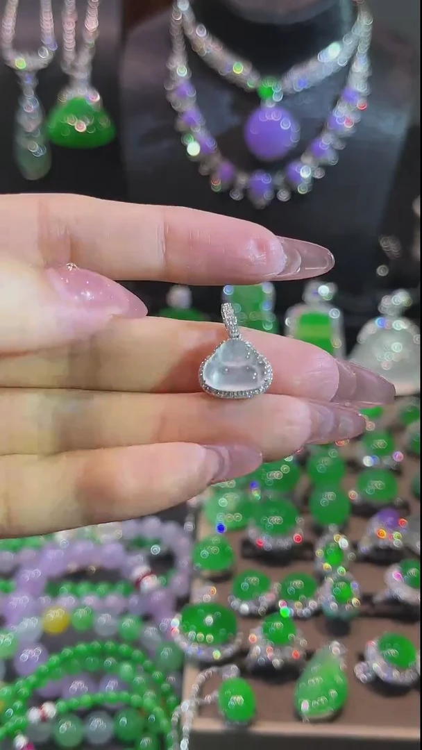 翡翠18K金镶嵌颈饰吊坠