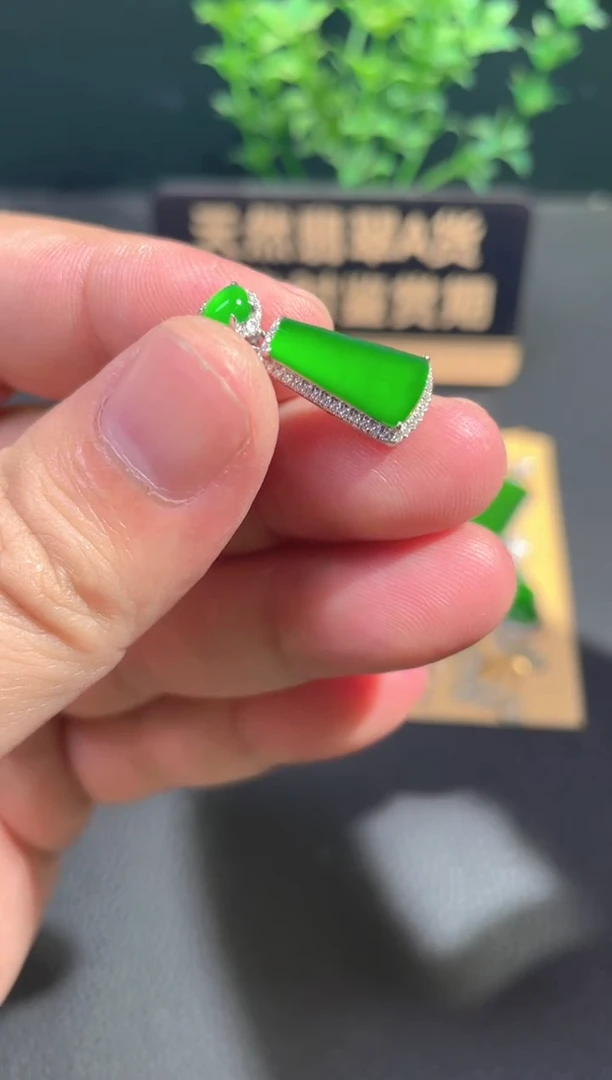 颈饰18K金镶嵌翡翠翡翠