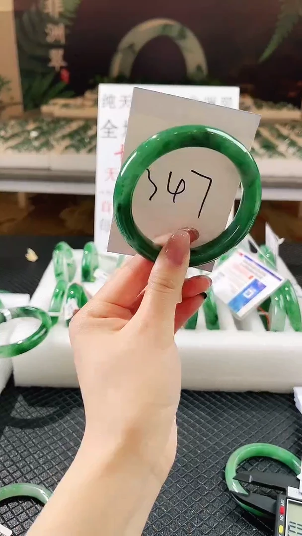 未镶嵌手镯石英质玉（非洲翠）微瑕一经发货运费不退介意勿拍