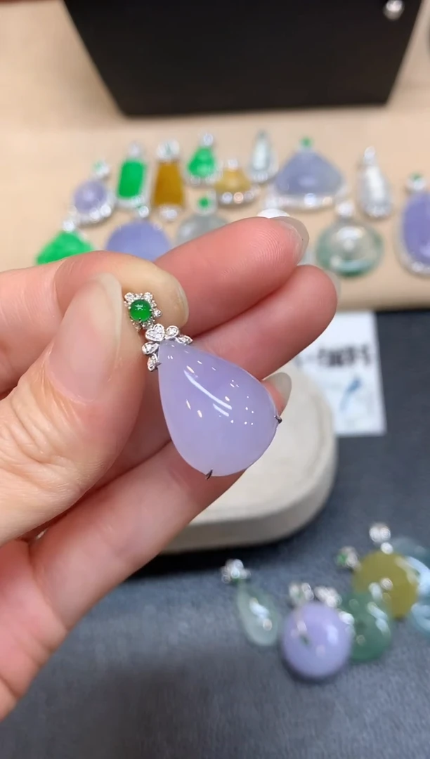 颈饰18K金镶嵌翡翠水滴【无服务费