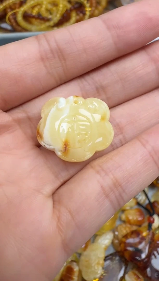 未镶嵌琥珀裸石如图