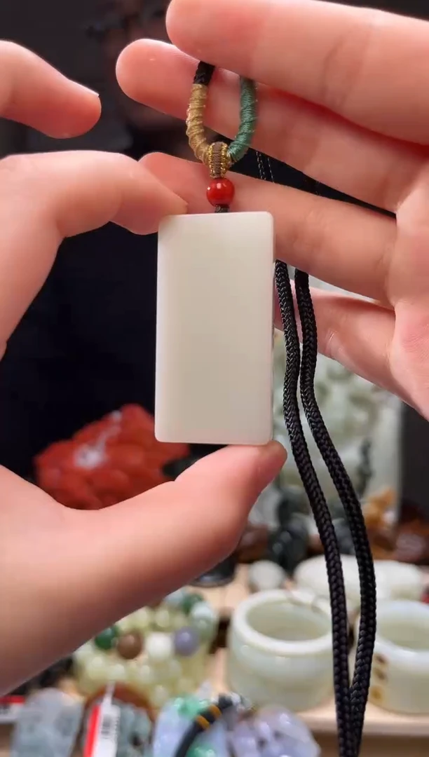 颈饰未镶嵌和田玉吊坠