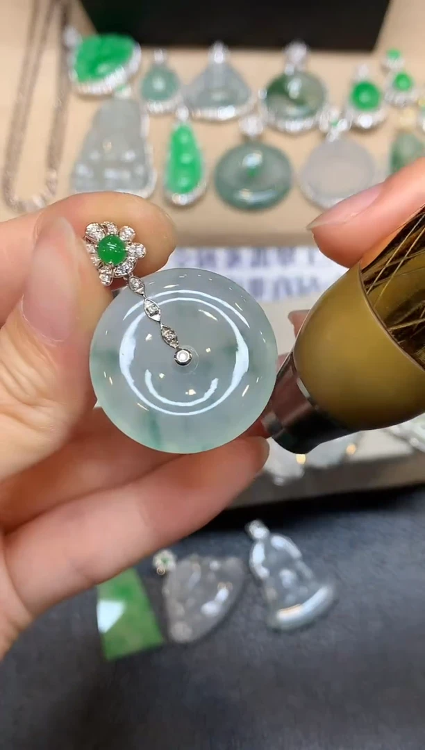 颈饰18K金镶嵌翡翠平安扣【无服务费