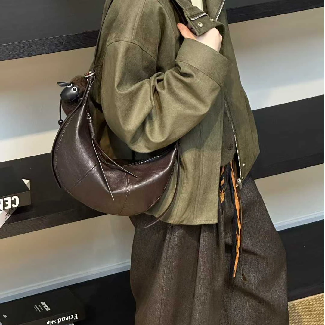 单肩款牛角包做旧斜挎包韩版包包秋冬ins女士简约复古小众百搭