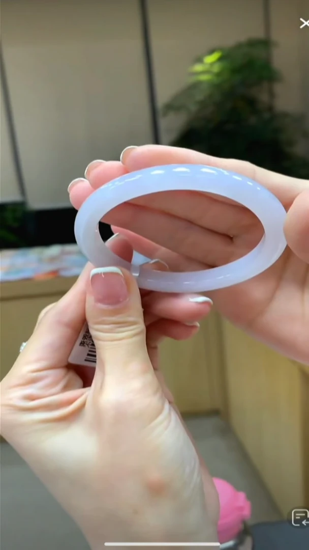 翡翠手镯未镶嵌不退不换