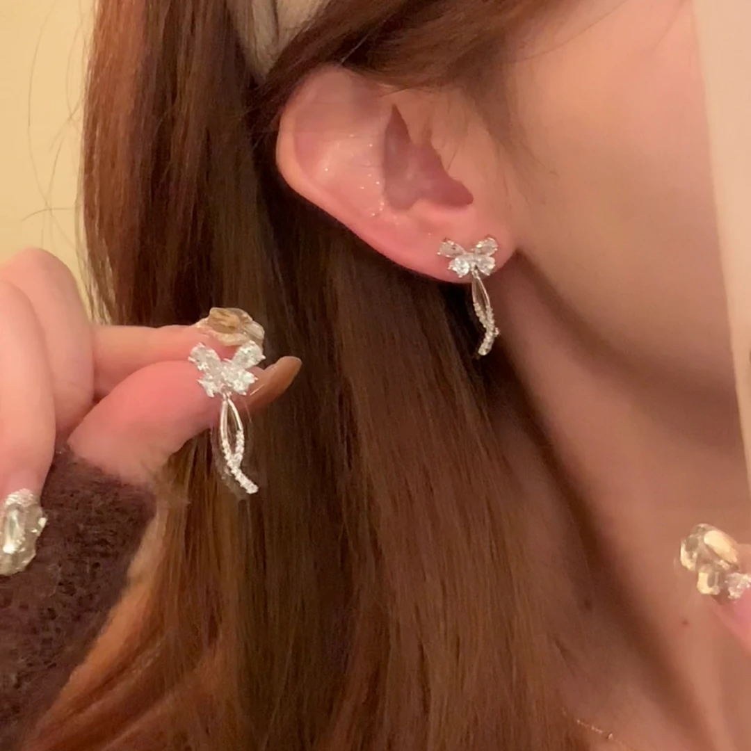 铜合金合成锆石耳饰 秋冬气质闪锆蝴蝶流苏耳环女精致百搭耳钉