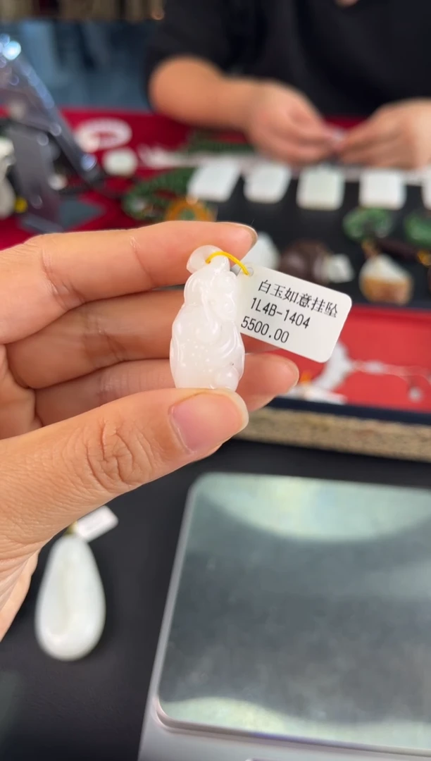 颈饰未镶嵌和田玉吊坠