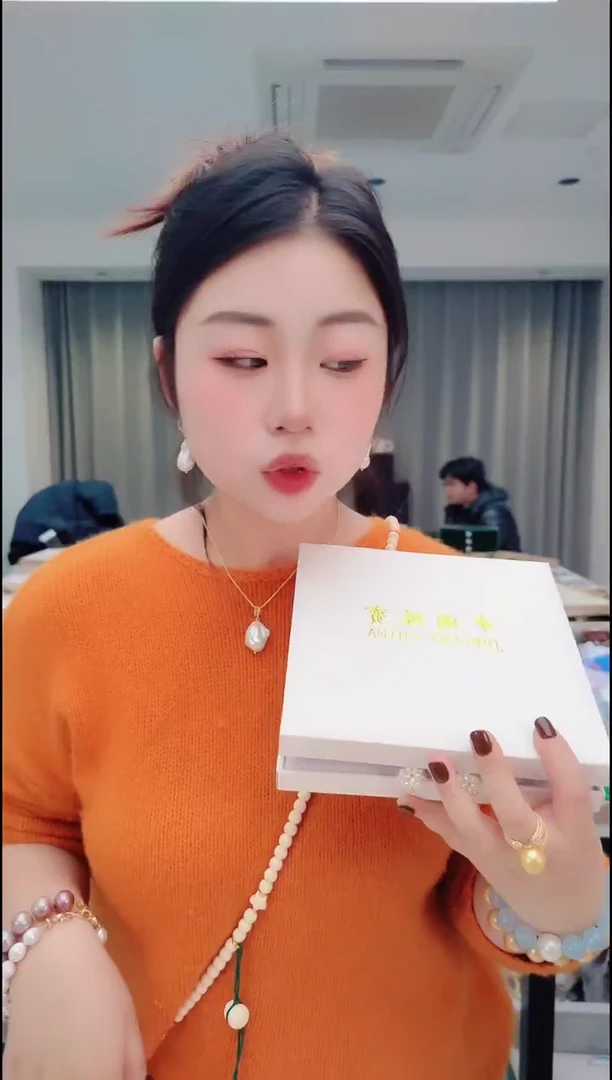 羽毛0202白色盒子