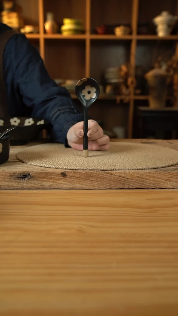 黑色雕刻小花花系列的长柄勺1个