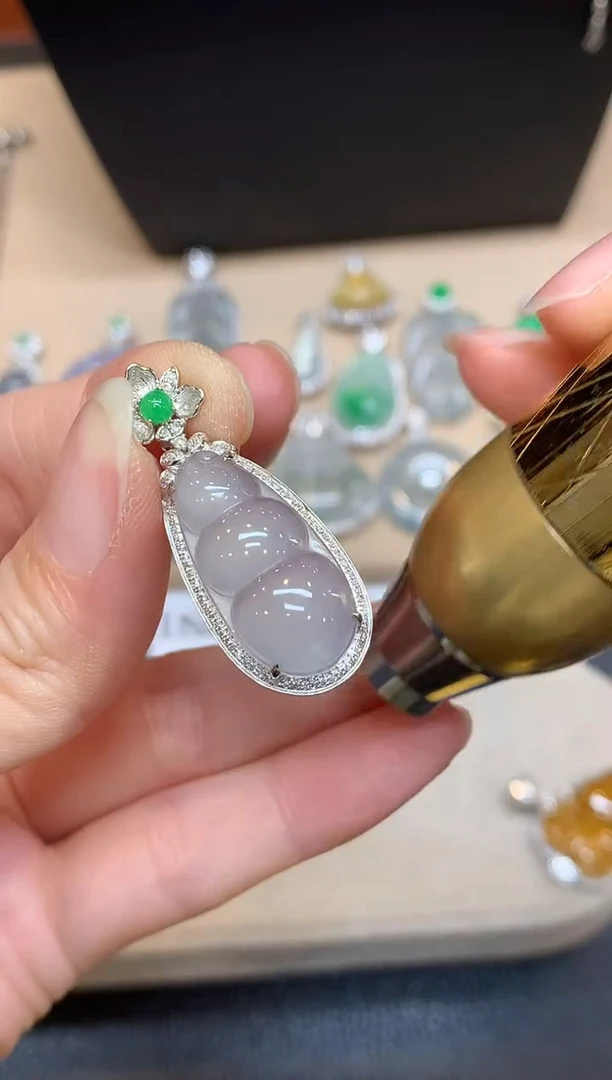 颈饰18K金镶嵌翡翠福豆【无服务费