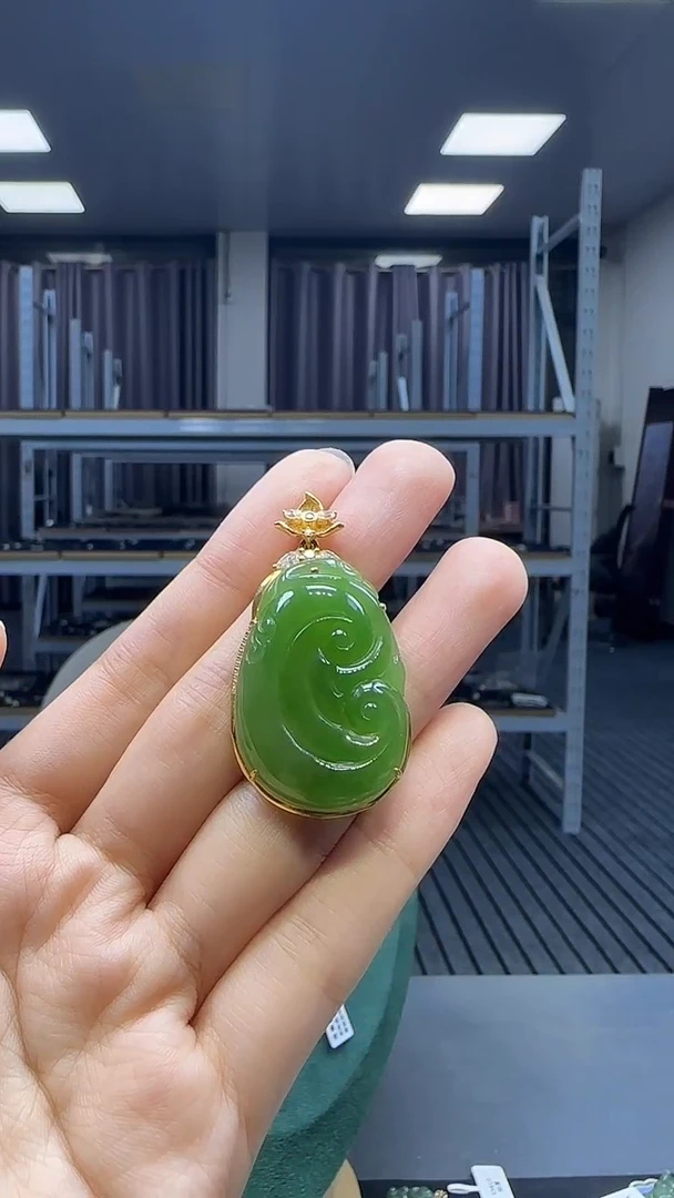 18K金镶嵌和田玉挂件1