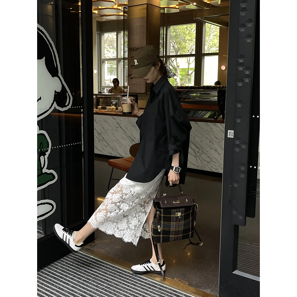 FREEDMST 经典黑白配优雅反差美学挺阔黑衬衫搭配白色开衩蕾丝裙